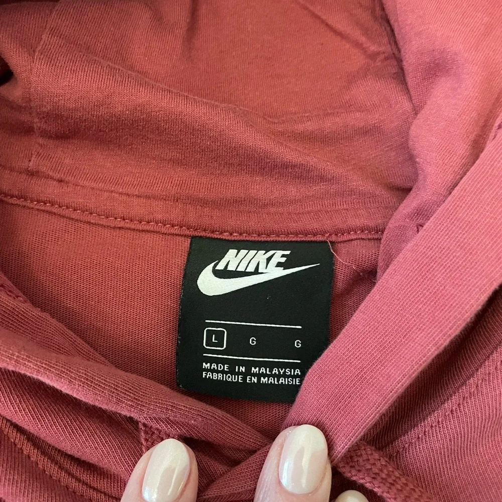 Nike hooded large (fits more like a medium)sweatshirt/pullover - Picture 2 of 9